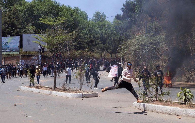 Μετά το Νεπάλ, οι διαδηλώσεις της Gen Z ρίχνουν την κυβέρνηση της Μαδαγασκάρης