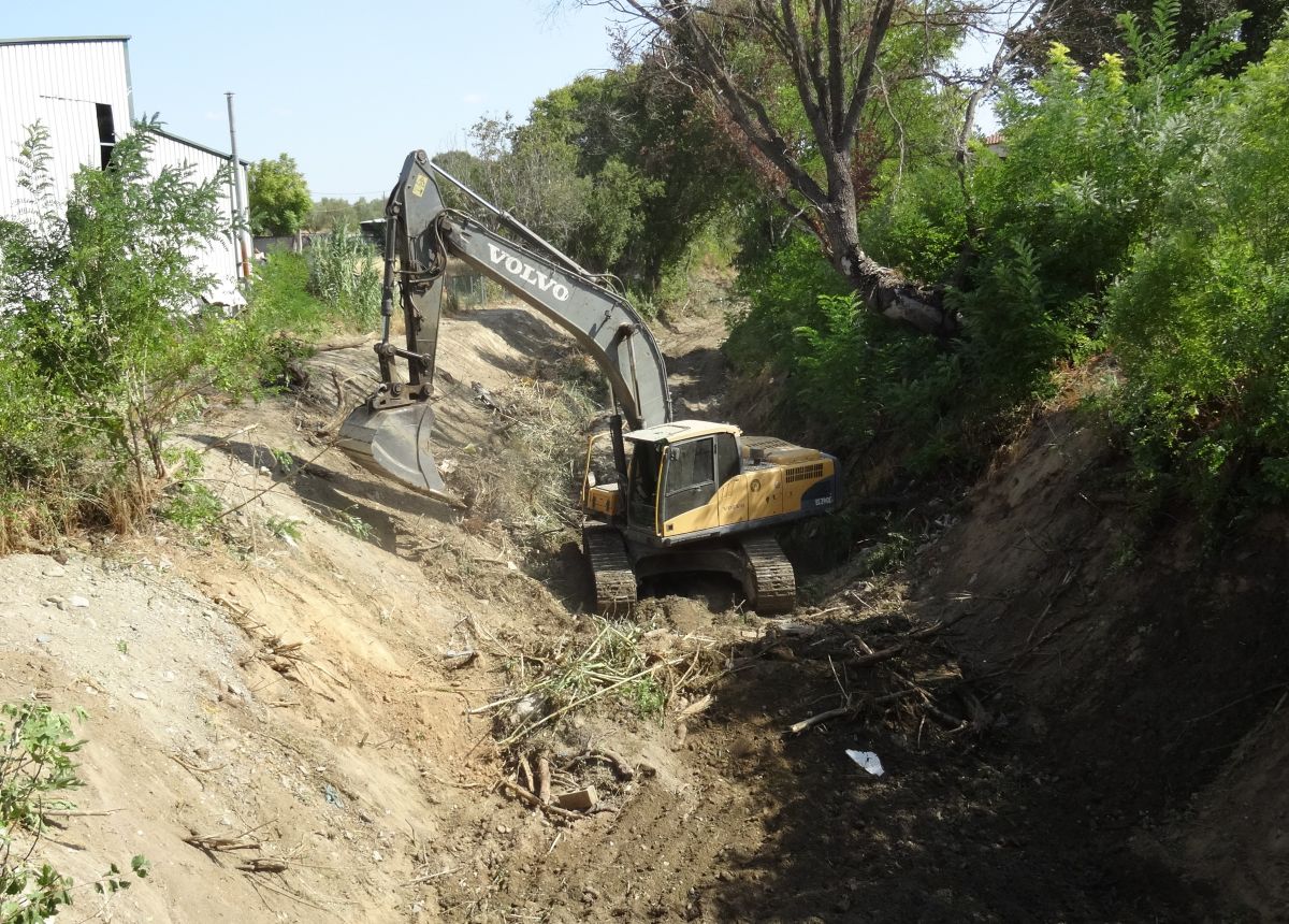 Συνεχίζονται οι καθαρισμοί ρεμάτων σε περιοχές της Λάρισας