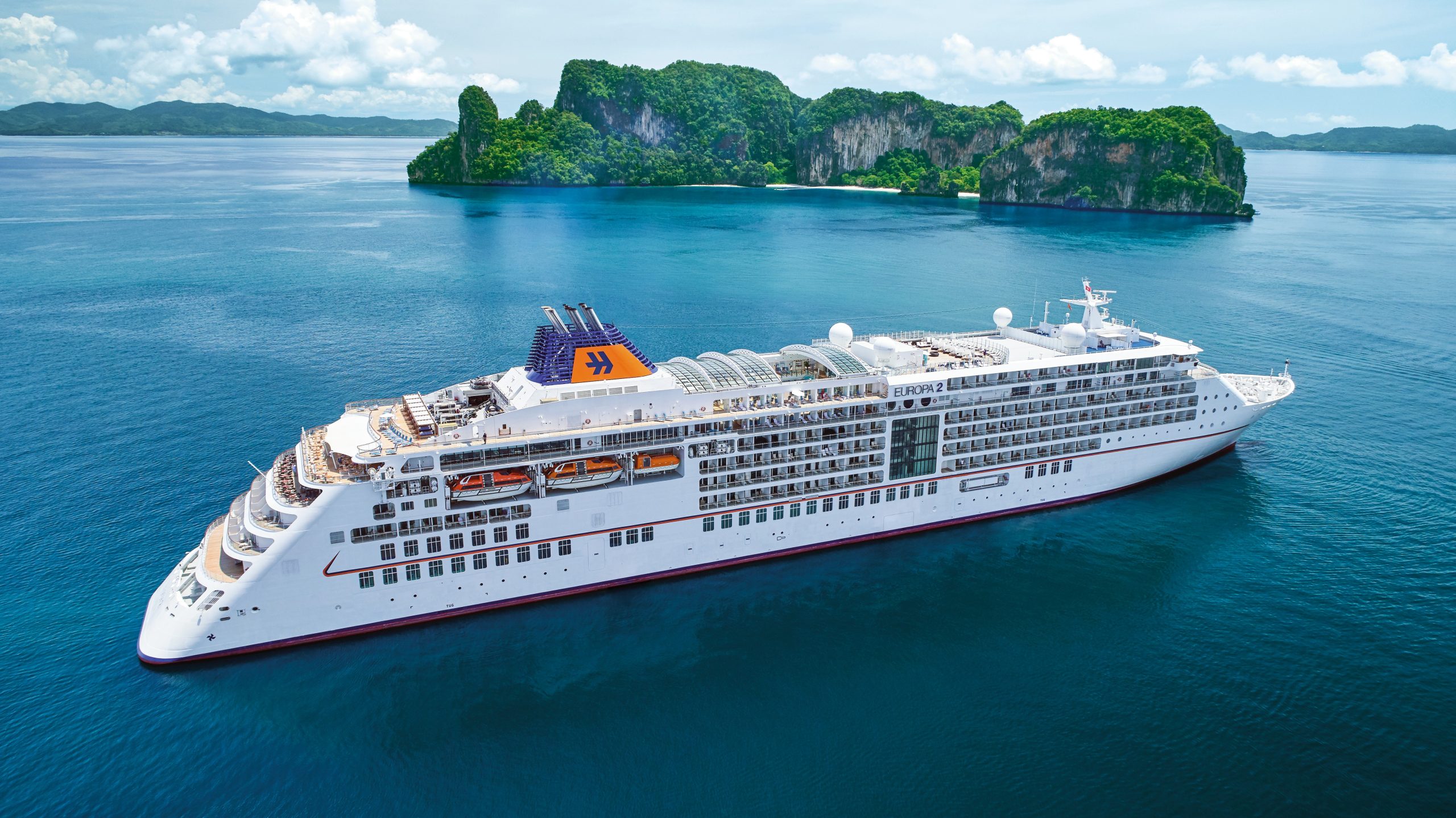 Το κρουαζιερόπλοιο EUROPA 2 καταπλέει στο λιμάνι του Βόλου