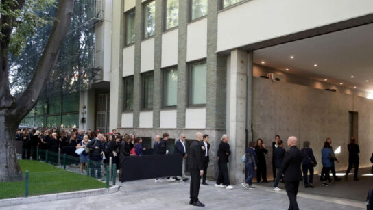 Σε λαϊκό προσκύνημα η σορός του Giorgio Armani στο Armani Teatro στο Μιλάνο