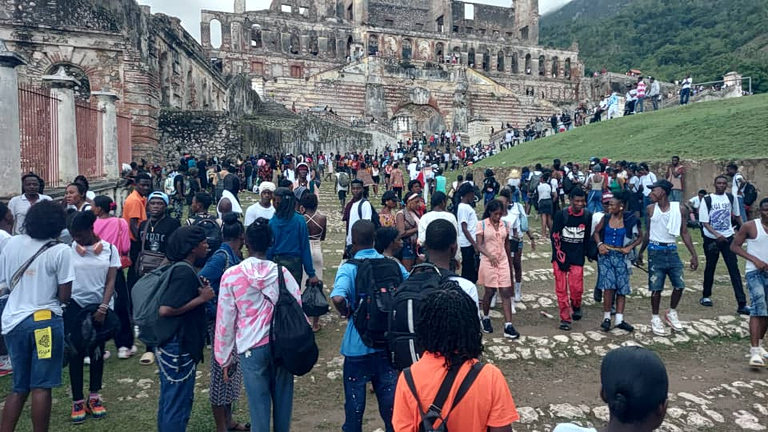 Αϊτή: Τραγωδία σε δημοφιλές αξιοθέατο   Τουλάχιστον 30 νεκροί σε ποδοπάτημα, ανάμεσά τους παιδιά