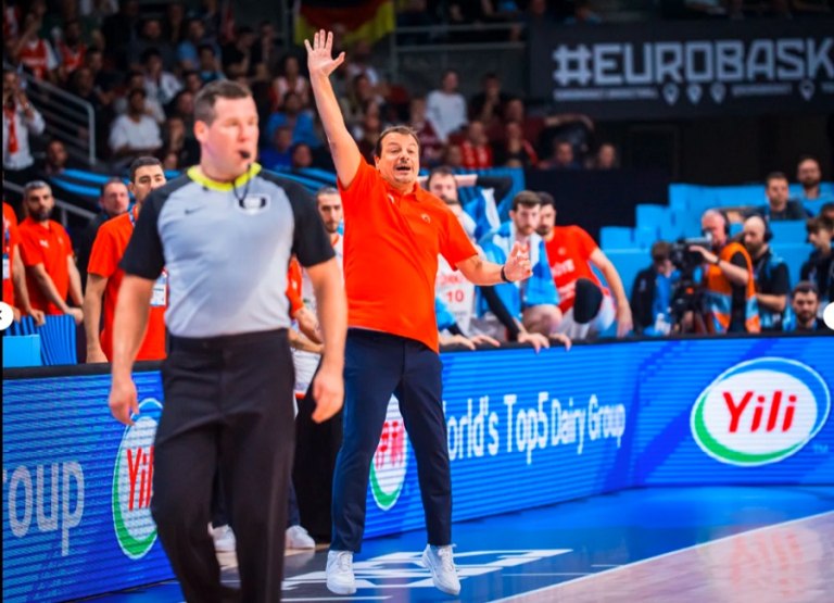 Η αντίδραση του Ντένις Σρέντερ στην ανάδειξη του Αταμάν ως κορυφαίου προπονητή του Eurobasket