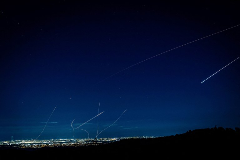 Τα αντίποινα του Ιράν στην επίθεση από ΗΠΑ και Ισραήλ έφεραν τον πόλεμο στην πόρτα του Περσικού Κόλπου