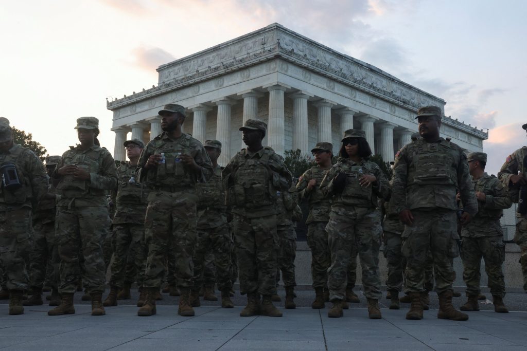 ΗΠΑ: Η υπουργός Εσωτερικής Ασφάλειας αποκαλεί το Σικάγο εμπόλεμη ζώνη λόγω των διαδηλωτών