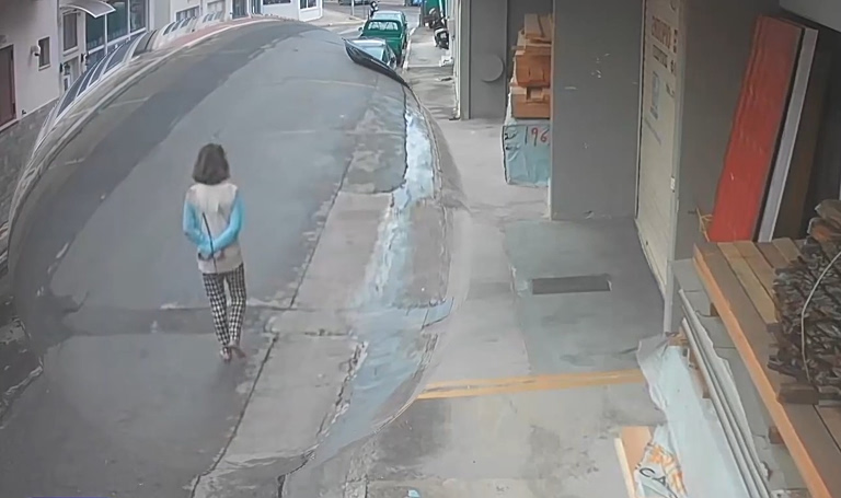 Βίντεο ντοκουμέντο με γυναίκα δεμένη πισθάγκωνα στον δρόμο, πριν αφήσει την τελευταία της πνοή στο νοσοκομείο