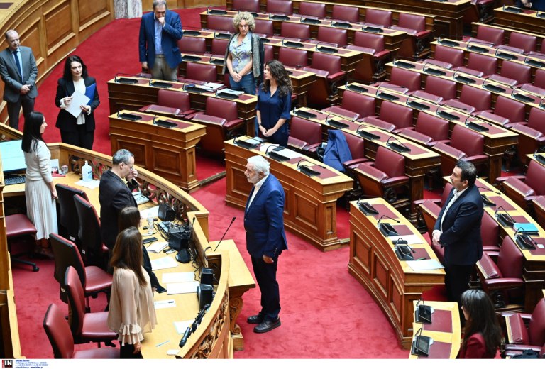 Βουλή: Ορκίστηκε βουλευτής ο Θοδωρής Δρίτσας  Πήρε την έδρα του Τσίπρα