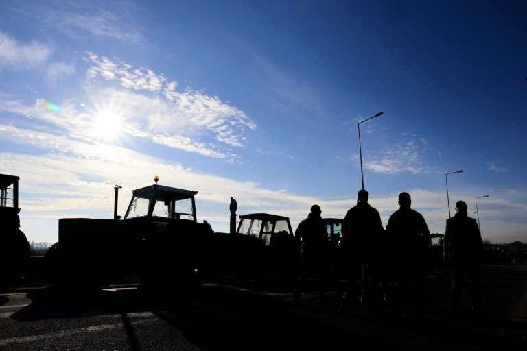 Κινητοποιήσεις: Αγρότες απέκλεισαν αιφνιδιαστικά την Εθνική Οδό Θεσσαλονίκης  Μουδανιών