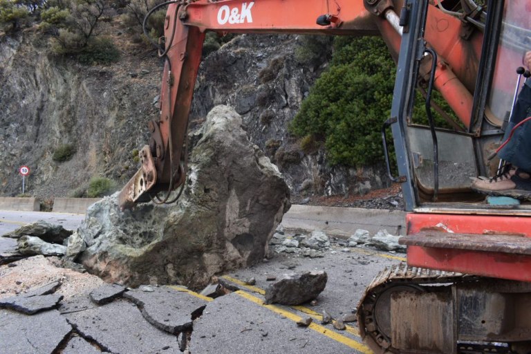 Λέσβος: Ο βράχος ζυγίζει 40 τόνους- Δρόμος επικίνδυνος, χτισμένος το 1980 σε σαθρό έδαφος με απότομα πρανή