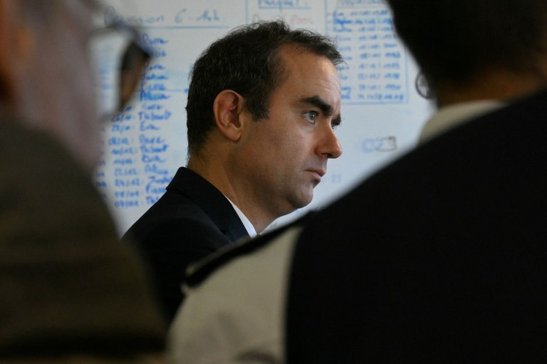 Γαλλία: Σε συμπληγάδες ο Λεκορνί  Τα δύσκολα διλήμματα