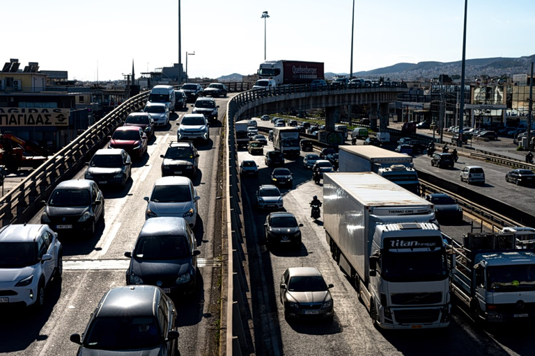 Κίνηση: Μεγάλη ταλαιπωρία στον Κηφισό  Καθυστερήσεις στην Αττική Οδό