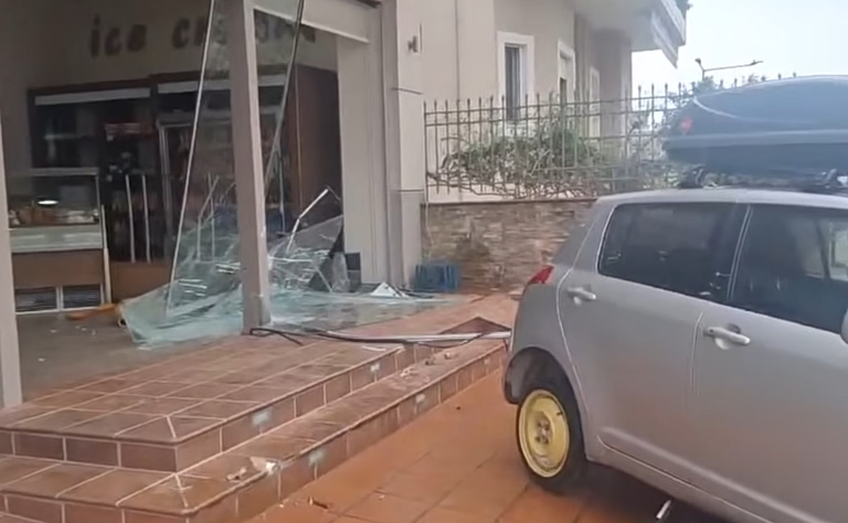 Αγρίνιο: Αυτοκίνητο έπεσε πάνω σε τζαμαρία φούρνου και την διέλυσε