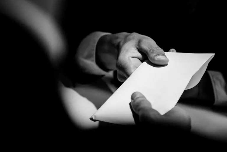 Θεσσαλονίκη: Συνελήφθη εφοριακός που ζήτησε φακελάκι 1.500 ευρώ για να μην επιβάλει πρόστιμο