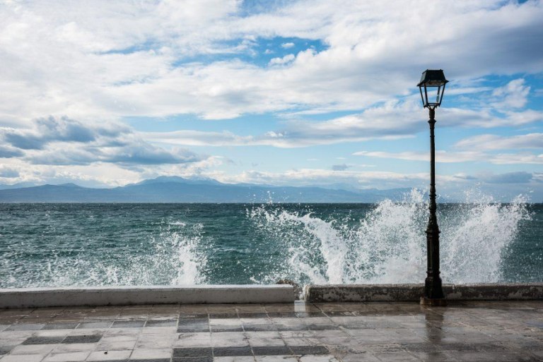 Καιρός: Θυελλώδεις βόρειοι άνεμοι στο Αιγαίο  Ξεπέρασαν τα 100 km/h οι ριπές ανέμου στην Αττική