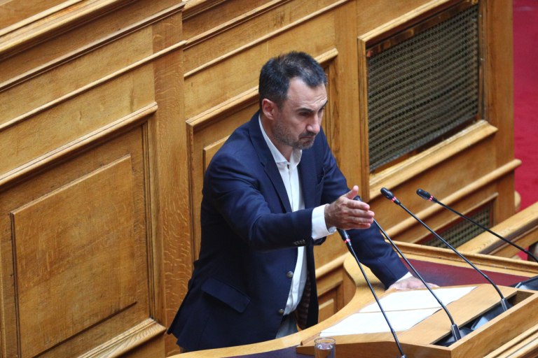 Χαρίτσης: Η κυβέρνηση είναι βουτηγμένη μέχρι τον λαιμό στα σκάνδαλα  Πυραμίδα διαφθοράς με κορυφή τον Μητσοτάκη