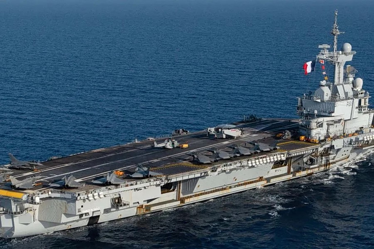 Στη Σούδα το αεροπλανοφόρο