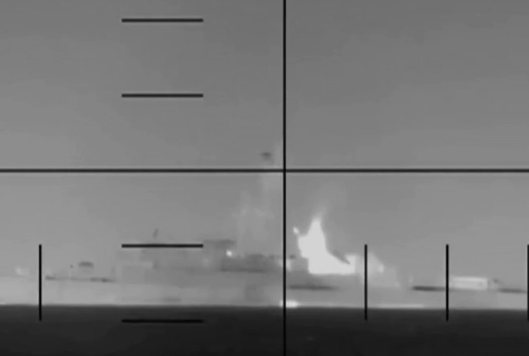 Η στιγμή που οι ΗΠΑ τορπιλίζουν την ιρανική φρεγάτας Dena  Σηκώθηκε στον αέρα το μισό πλοίο [βίντεο]