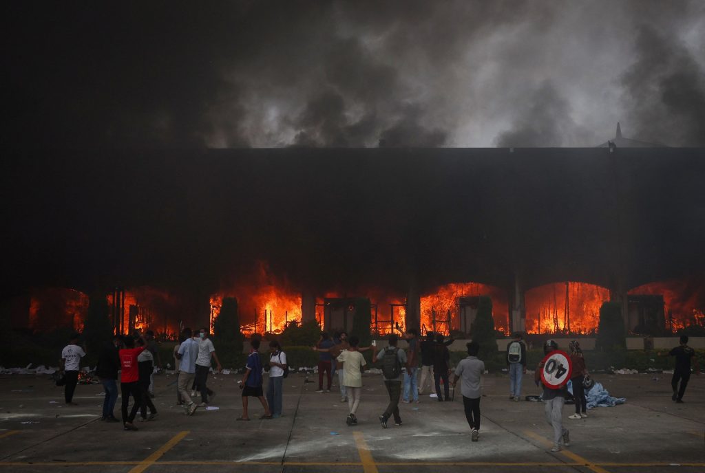 Νεπάλ: Νεκροί, βία και πολιτικές ανατροπές  Νέα πρωθυπουργός η πρώην πρόεδρος του Ανώτατου Δικαστηρίου