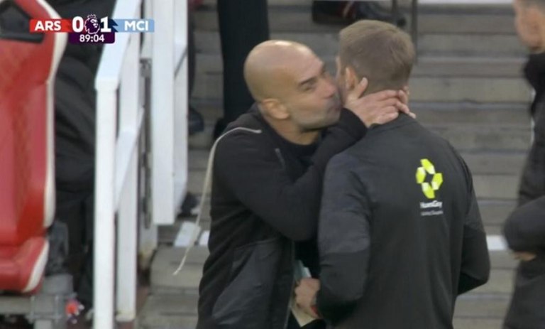 Ο Γκουαρντιόλα έγινε viral: Φίλησε στο μάγουλο τον τέταρτο διαιτητή (vid)