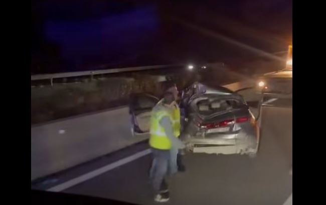 Σοβαρό τροχαίο στην εθνική οδό  Νταλίκα παρέσυρε ΙΧ που είχε σταματήσει στη ΛΕΑ  Απεγκλωβίστηκε ο οδηγός