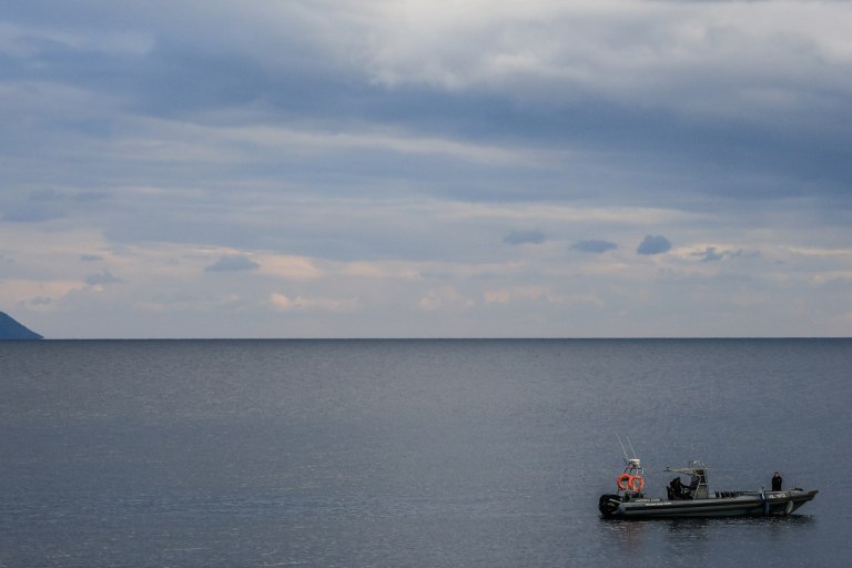 Εντόπισαν βατραχοπέδιλο και καταδυτικό σκούτερ στο Πηγάδι του Διαβόλου  Συνεχίζονται οι έρευνες για τον δύτη