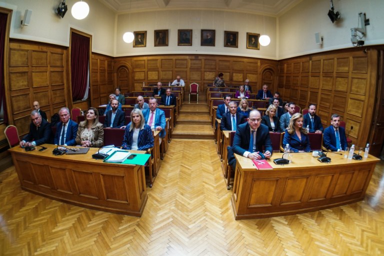 Εξεταστική: Ξεκίνησε τις εργασίες εκλέγοντας μονοκομματικό προεδρείο  Απόπειρα συγκάλυψης καταγγέλλει η αντιπολίτευση