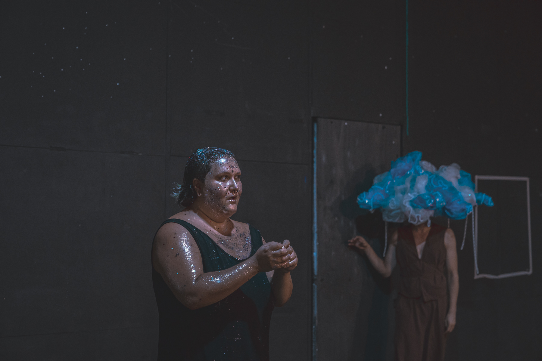 Σαν Άγριο Άλογο: Η Ασήμω Σταυροπούλου μιλά για την ελευθερία, την ταυτότητα και τη θεατρική αναζήτηση