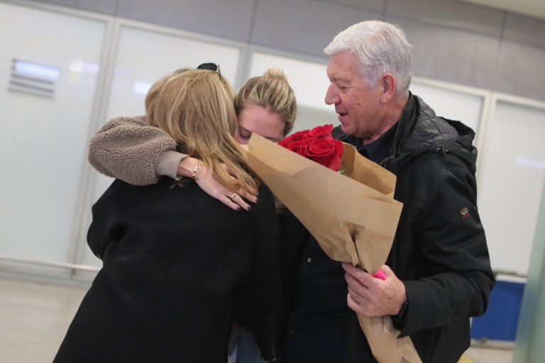 Επαναπατρίστηκαν 87 Ελλήνες πολίτες από το Ομάν στην Αθήνα  Ανάμεσά τους ένα βρέφος