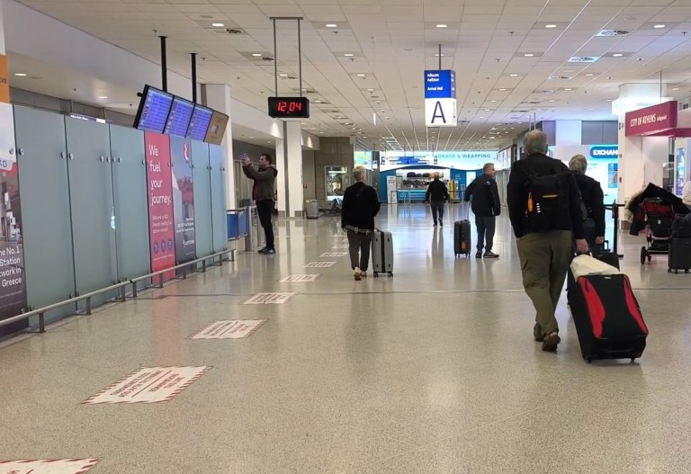 Επαναπατρισμός: Ανακουφισμένοι οι Έλληνες που επέστρεψαν  Ακούγαμε σειρήνες, αεροπλάνα, εκρήξεις