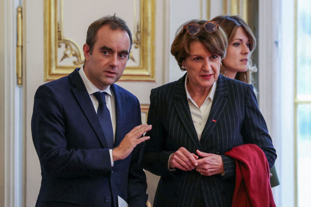 Γαλλία: Ο Λεκορνί παρουσιάζει προϋπολογισμό για έλλειμμα 4,7% του ΑΕΠ το 2026