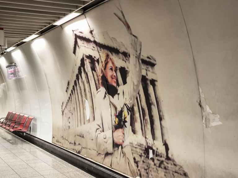 Βανδάλισαν τη φωτογραφία της Μελίνας Μερκούρη στο Μετρό Ακρόπολη  Τι λέει η ΣΤΑΣΥ
