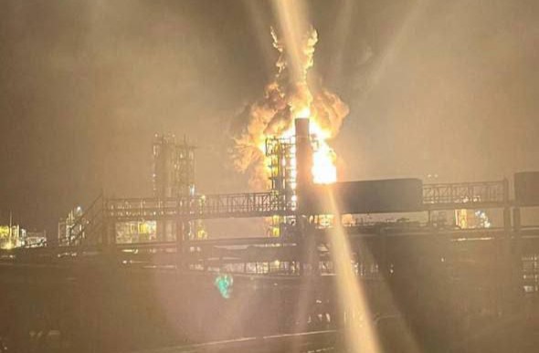 Ρωσία: Φλόγες και εκρήξεις σε ρωσικό διυλιστήριο από ουκρανική επίθεση με drone (video)