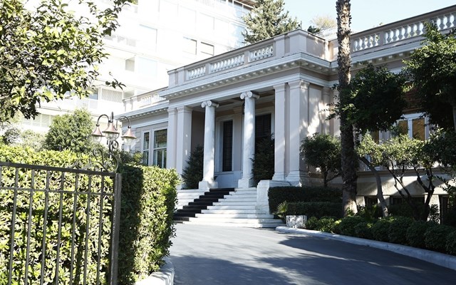 Το Μαξίμου επενδύει στη σταθερότητα - Ζυγίζει τα σενάρια για κόμματα Σαμαρά και Τσίπρα