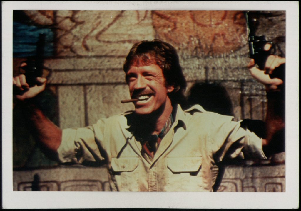 Ο Τσακ Νόρις δεν κάνει κάμψεις, απλώς σπρώχνει τη Γη προς τα κάτω: Όλα όσα έκαναν τον διάσημο ηθοποιό αξέχαστο