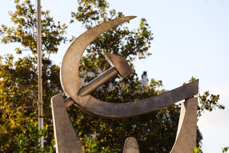 ΚΚΕ: Η κυβέρνηση κλιμακώνει τη συμμετοχή της Ελλάδας στο μακελειό του πολέμου