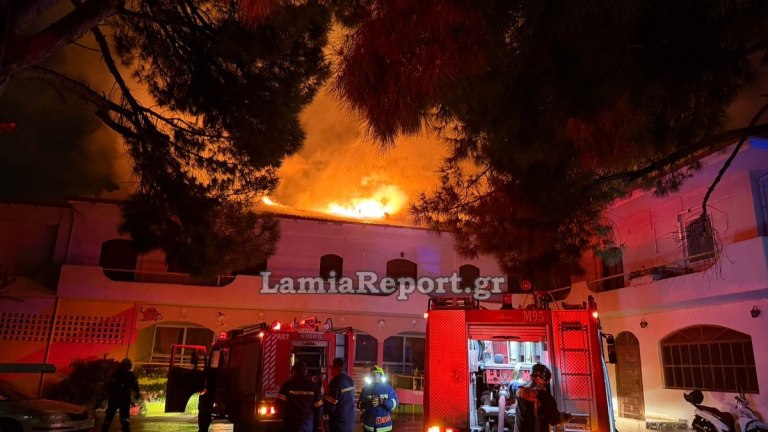 Φωτιά σε κτίριο στη Λαμία  Απεγκλωβίστηκε γυναίκα με τα δύο παιδιά της