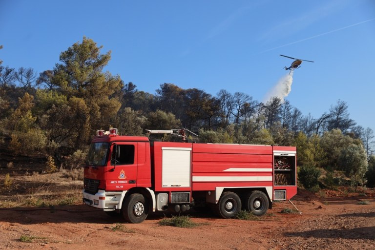 Φωτιά στον Έβρο  Επιχειρούν 3 αεροσκάφη και 1 ελικόπτερο