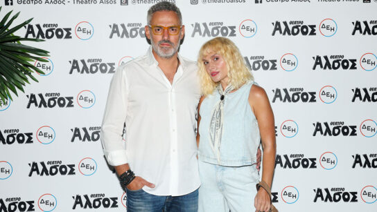 Ελεωνόρα Ζουγανέλη  Νίκος Συρίγος: Αγκαλιά σε βραδινή έξοδο στο Θέατρο Άλσος