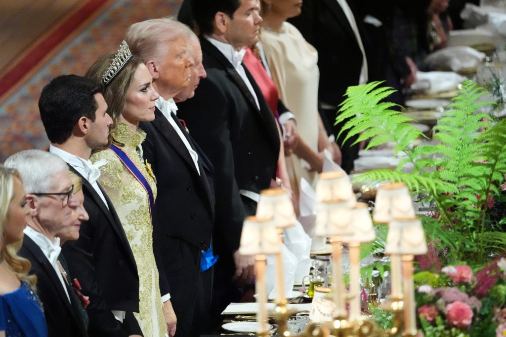 Τα παραλειπόμενα του βασιλικού δείπνου προς τιμήν του Τραμπ  Είσαι όμορφη, είσαι τόσο όμορφη