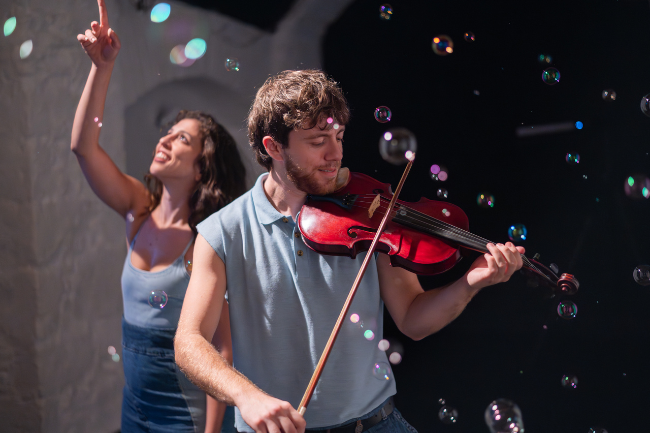 Πιρούνια σε ακριβά σπορτέξ στο Red Jasper Cabaret Theatre