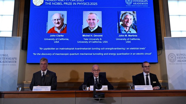 Ο νομπελίστας φυσικής Κλαρκ προειδοποιεί πως ο πρόεδρος των ΗΠΑ Τραμπ παραλύει την επιστήμη στη χώρα