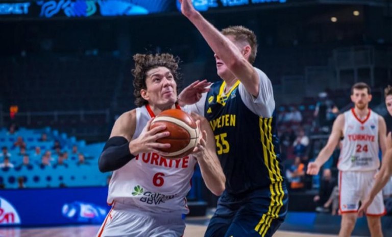 Έβγαλε μέρος της προπόνησης ο Όσμαν  Κρίνεται πριν το τζάμπολ η συμμετοχή του στον ημιτελικό με την Ελλάδα (vid)