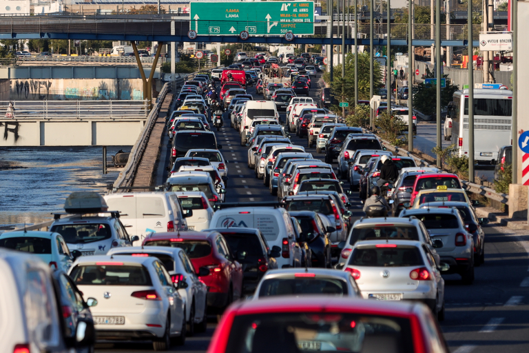 Κυκλοφοριακό χάος στον Κηφισό, καραμπόλα στη Δραπετσώνα  Στο κόκκινο αρκετοί δρόμοι στο λεκανοπέδιο