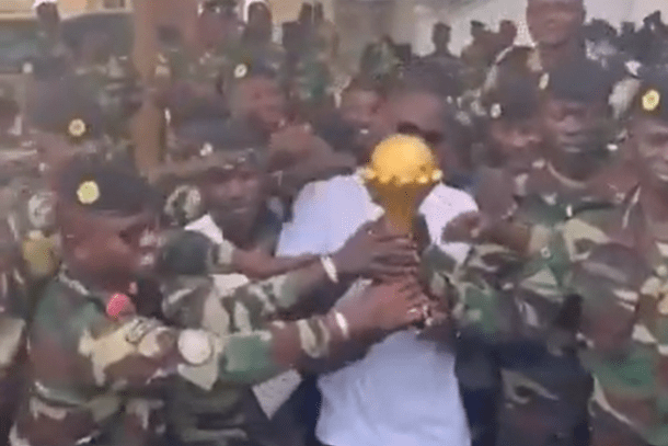 Μυθικές καταστάσεις: Ο προπονητής της Σενεγάλης πήγε σε στρατιωτική βάση το τρόπαιο του Κόπα Άφρικα (vid)