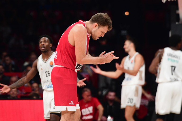 Ολυμπιακός  Ντουμπάι 86-67: Άνετο βράδυ με σούπερ Βεζένκοφ