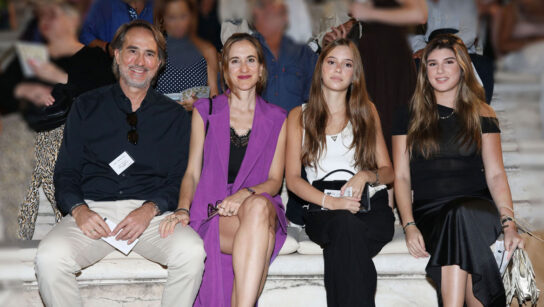 Γιώργος Λυκιαρδόπουλος  Στέλλα Καρμίρη: Η σπάνια δημόσια εμφάνιση με τις κόρες τους στο Ηρώδειο  Φωτογραφίες