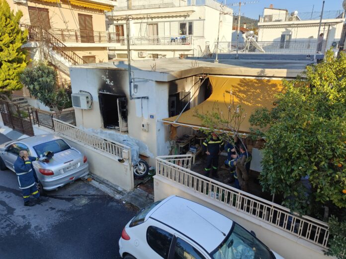 Βόλος: Η μία γυναίκα βγήκε στην αυλή τυλιγμένη στις  φλόγες  Χαροπαλεύει ο γιος της που προσπάθησε να σώσει μάνα και γιαγιά