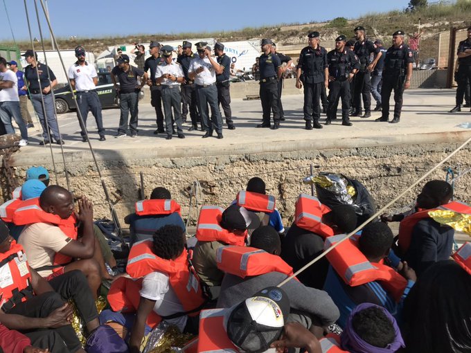 Ναυάγιο στα ανοιχτά Λαμπεντούζα: 64 διασώθηκαν, αγνοείται αγοράκι 2 ετών