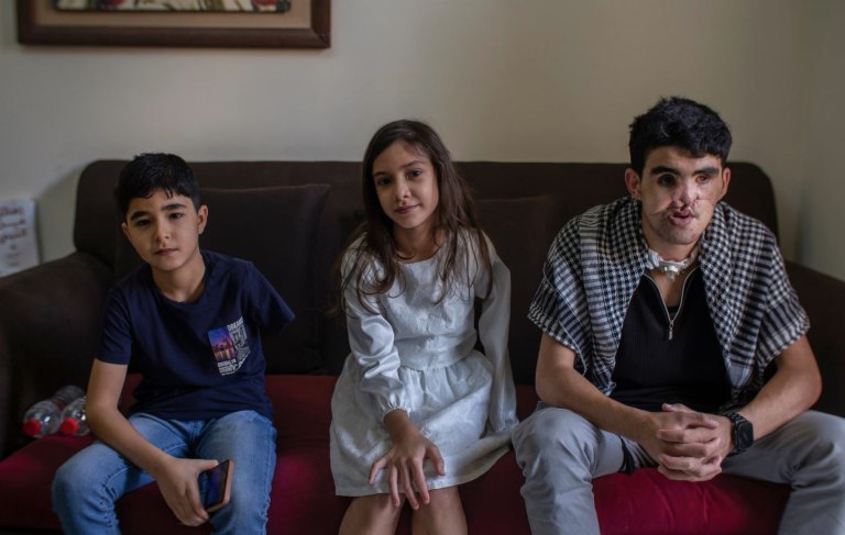 Γάζα: Τρία παιδιά προσεύχονται να μην πεθάνουν  Η θεραπεία στις ΗΠΑ και η ακροδεξιά influencer του Τραμπ