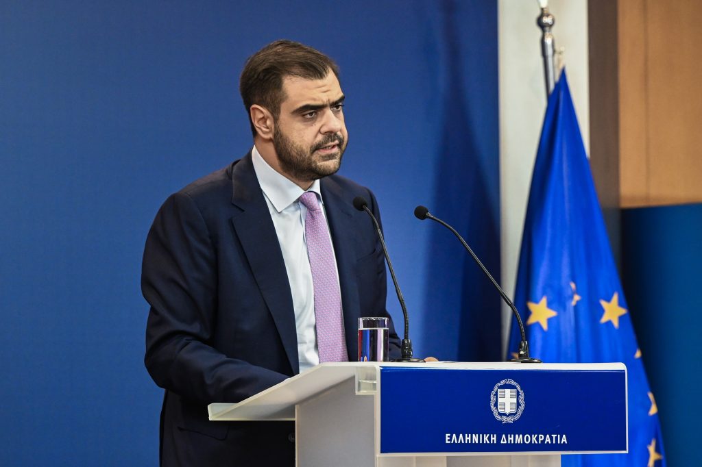 Live η ενημέρωση των πολιτικών συντακτών από τον Παύλο Μαρινάκη