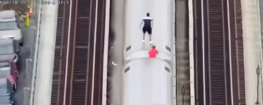 Δεν είναι σέρφινγκ  είναι αυτοκτονία  Δύο κορίτσια νεκρά από subway surfing στη Νέα Υόρκη